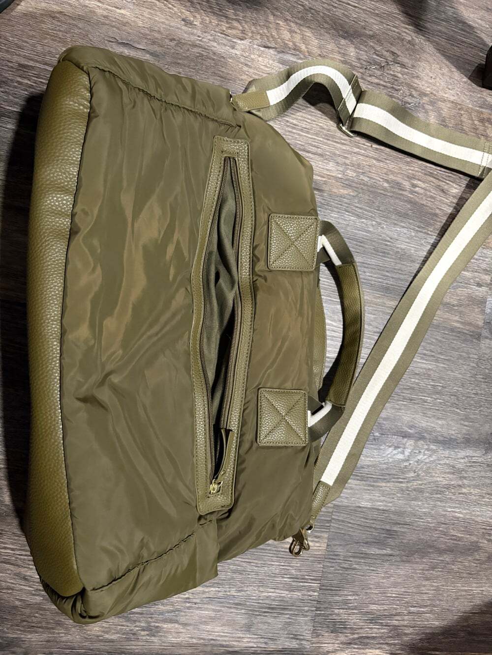 Tommy Bahama Olive Green Duffel Bag Puffy    EUC